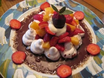 Rezept: gefüllte Baiseschale mit Ananas - Erdbeersalat & Ingwerschokoladensoße gefüllte Baiseschale mit Ananas - Erdbeersalat & Ingwerschokoladensoße - Rezept