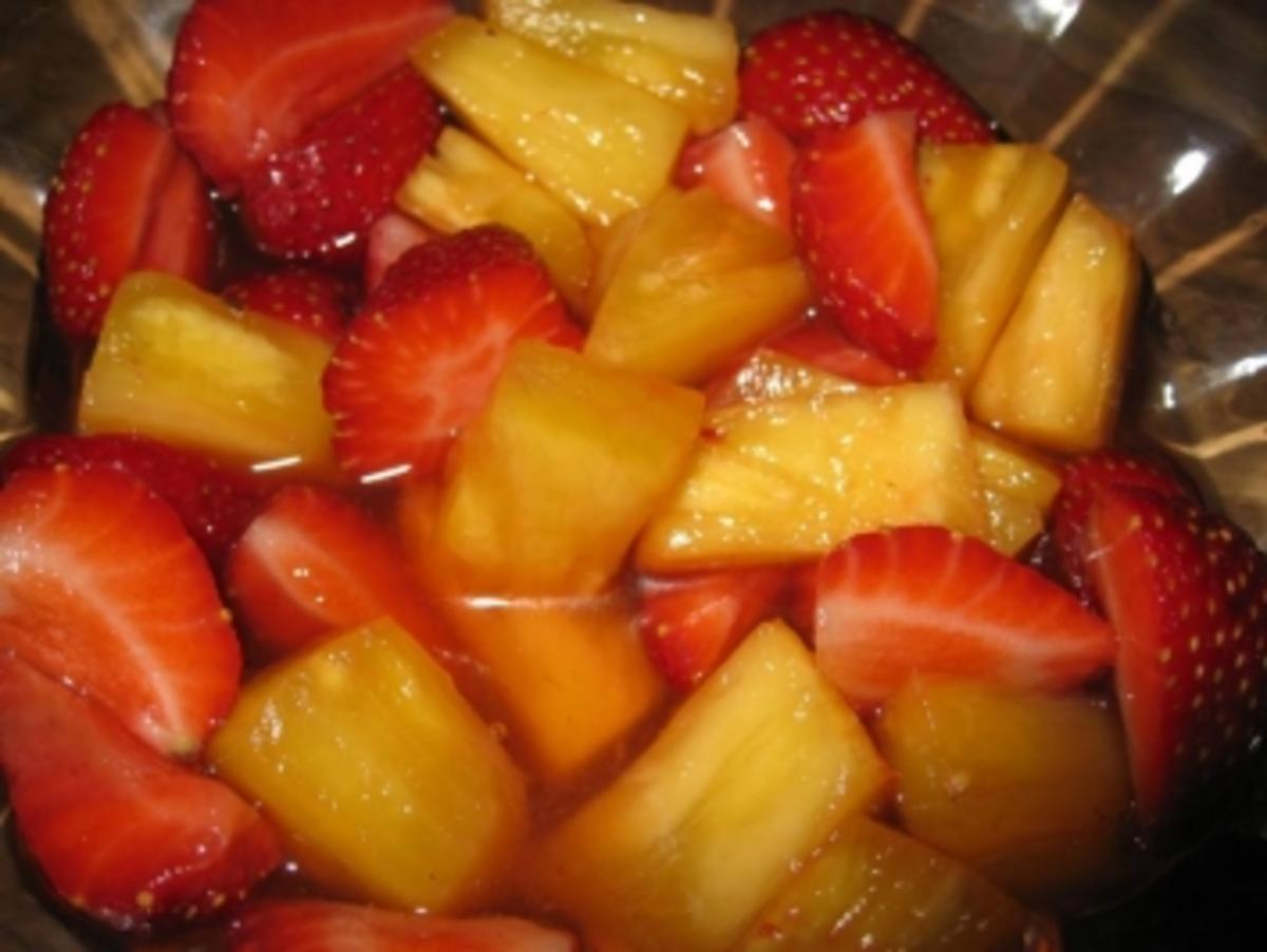 gefüllte Baiseschale mit Ananas - Erdbeersalat & Ingwerschokoladensoße - Rezept - Bild Nr. 3