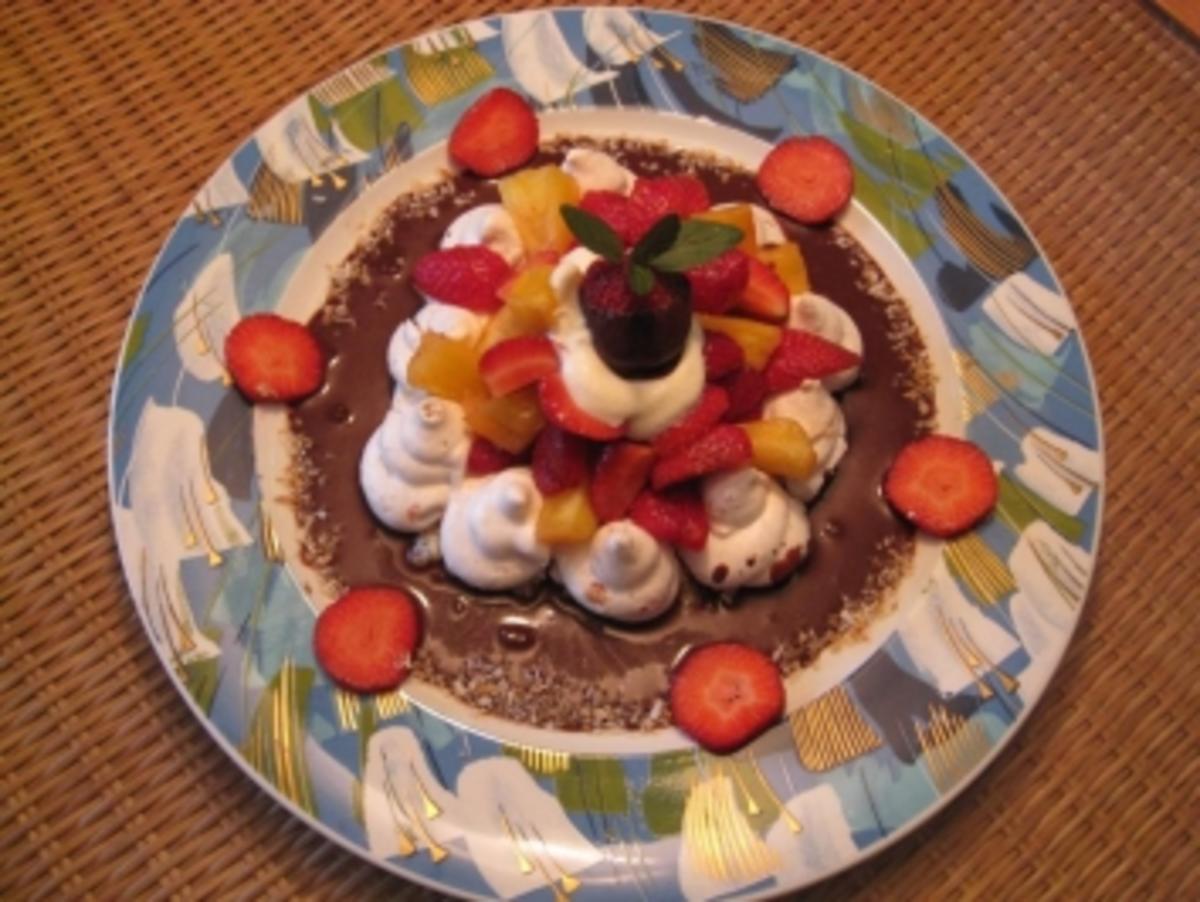 gefüllte Baiseschale mit Ananas - Erdbeersalat & Ingwerschokoladensoße - Rezept - Bild Nr. 4