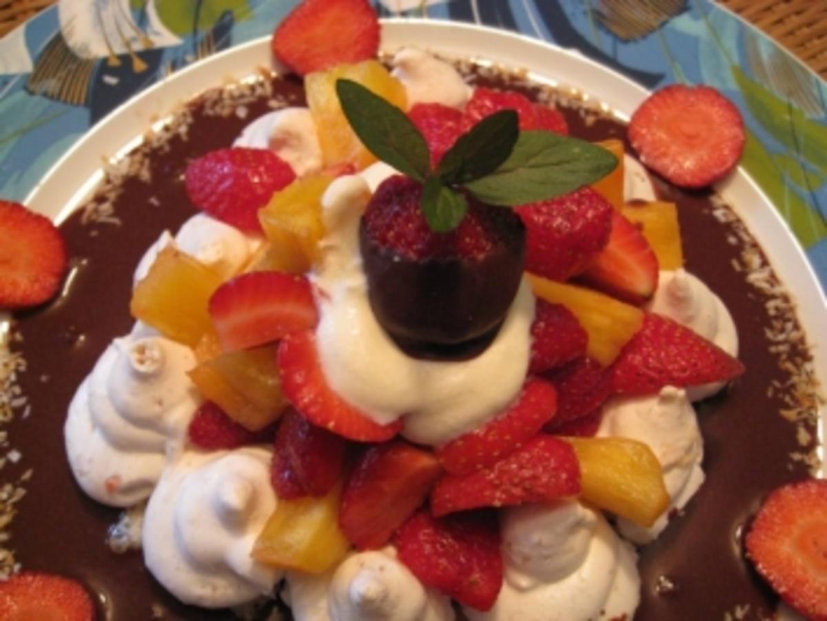 gefüllte Baiseschale mit Ananas - Erdbeersalat & Ingwerschokoladensoße - Rezept - Bild Nr. 6