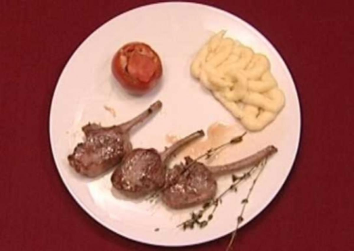 Lammkoteletts mit Kartoffelpüree und gefüllten Tomaten (Tatiani Katrantzi) - Rezept