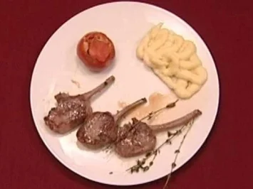 Rezept: Lammkoteletts mit Kartoffelpüree und gefüllten Tomaten (Tatiani Katrantzi) Lammkoteletts mit Kartoffelpüree und gefüllten Tomaten (Tatiani Katrantzi) - Rezept