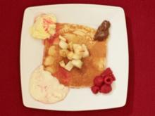 Pfannkuchen mit Eis, gebratenem Obst, Honig und heißen Himbeeren (Oli P.) - Rezept