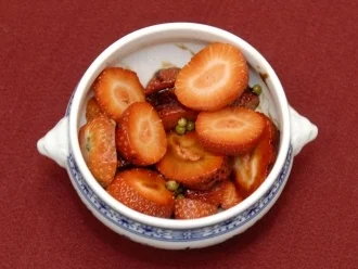 Erdbeeren mit grünem Pfeffer und Balsamicocreme (Anita Kupsch) - Rezept