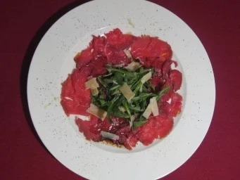 Rezept: Carpaccio vom Rind an Balsamico und Parmesan mit Rucolastreifen Carpaccio vom Rind an Balsamico und Parmesan mit Rucolastreifen - Rezept