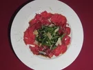 Carpaccio vom Rind an Balsamico und Parmesan mit Rucolastreifen - Rezept