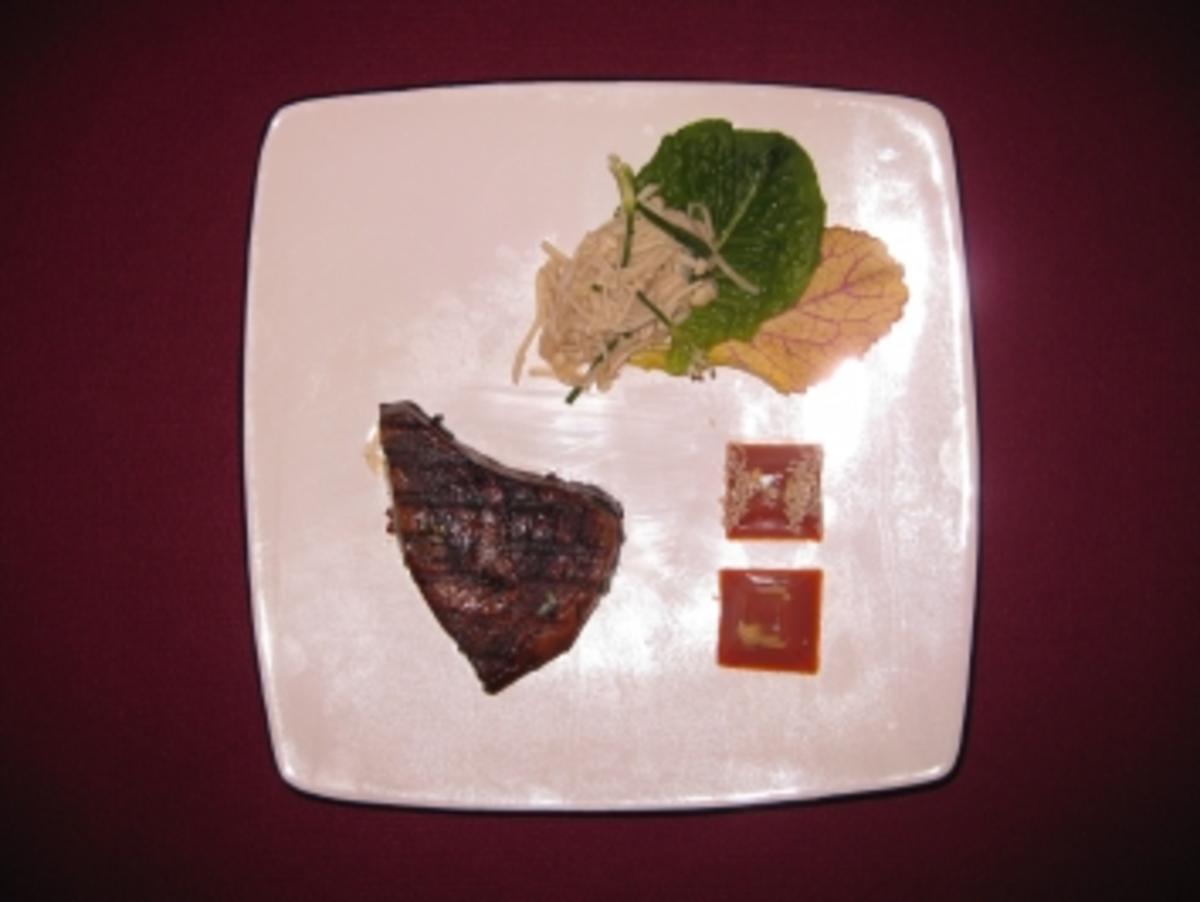 Scharfer Tunfisch an Kimchi-Pyramide und Enoki-Salat - Rezept - kochbar.de