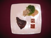 Rezept: Scharfer Tunfisch an Kimchi-Pyramide und Enoki-Salat Scharfer Tunfisch an Kimchi-Pyramide und Enoki-Salat - Rezept