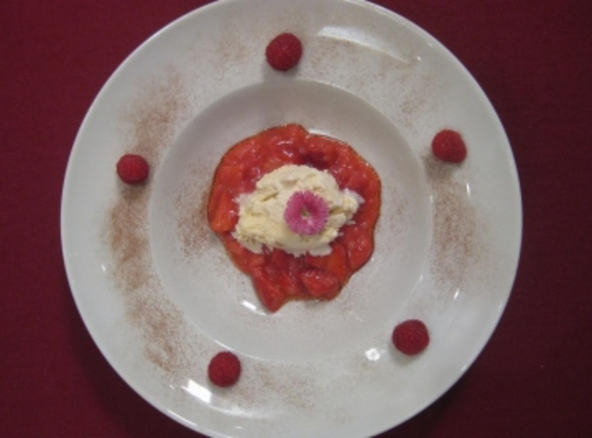 Geeiste Pinienkern-Mousse mit Erdbeer-Rhabarber-Kompott - Rezept