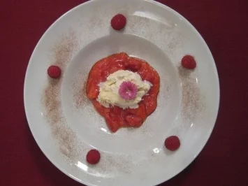 Geeiste Pinienkern-Mousse mit Erdbeer-Rhabarber-Kompott - Rezept