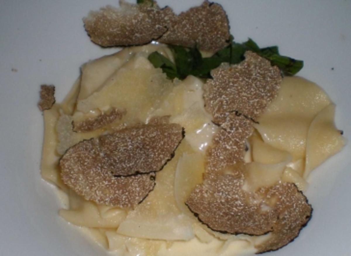 Trüffelpappardelle in Parmesanrahmsoße mit Trüffelöl und Trüffel - Rezept