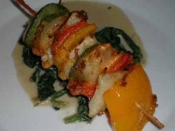 Rezept: Tempura-Gemüsespieß an gedämpften Spinat mit Miso und Sesam Tempura-Gemüsespieß an gedämpften Spinat mit Miso und Sesam - Rezept