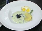 Wachtelspiegeleier in grüner Soße an Seehasen-Rogen - Rezept