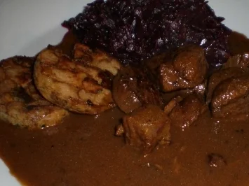 Rezept: Wildragout in Wacholdersoße mit Rotkraut und Breznknödeln Wildragout in Wacholdersoße mit Rotkraut und Breznknödeln - Rezept