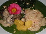 Barramundifilet im Bananenblattmantel gegart dazu Wildreis an Kokos-Ingwerrahm-Soße - Rezept