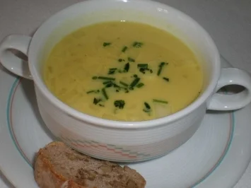 Rezept: Irische Pastinaken-Apfelsuppe mit kräftigem Walnuss-Baguette Irische Pastinaken-Apfelsuppe mit kräftigem Walnuss-Baguette - Rezept