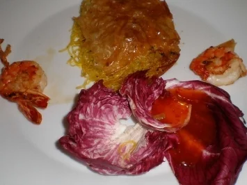 Hauchdünne Nudeln mit Fisch und Meeresfrüchten im Blätterteig - Rezept