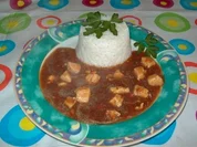 Pikantes Paprika-Hähnchen-Gulasch an Reis-Türmchen - Rezept