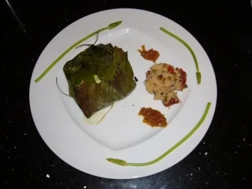 Rezept: Seeteufelfilet im Bananenblatt mit Honig-Salbei-Soße dazu Flusskrebse und Couscous Seeteufelfilet im Bananenblatt mit Honig-Salbei-Soße dazu Flusskrebse und Couscous - Rezept