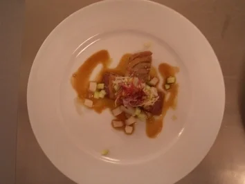 Tataki vom Tunfisch mit Jakobsmuschel-Gurken-Tatar und Vanille-Apfel-Reduktion - Rezept