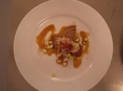 Tataki vom Tunfisch mit Jakobsmuschel-Gurken-Tatar und Vanille-Apfel-Reduktion - Rezept