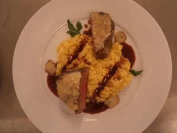 Rezept: Weideochsenfilet mit Schalottenkruste, Mailänder Risotto, Ochsenmark und Barolojus Weideochsenfilet mit Schalottenkruste, Mailänder Risotto, Ochsenmark und Barolojus - Rezept