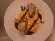 Weideochsenfilet mit Schalottenkruste, Mailänder Risotto, Ochsenmark und Barolojus - Rezept