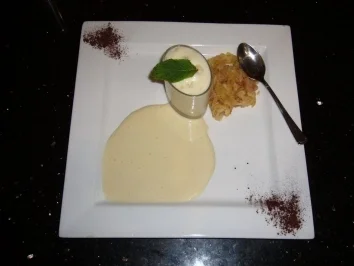 Geeiste Apfelcreme mit Apfelrösti und Calvadossabayon - Rezept