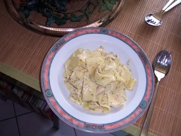 Rezept: Bandnudeln mit Honig-Senf-Soße und Räucherlachs Bandnudeln mit Honig-Senf-Soße und Räucherlachs - Rezept