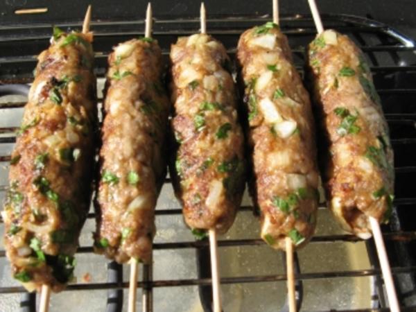 Leckere Hackfleisch Spieße zum Grillen - Rezept - kochbar.de