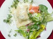 Selbst gemachte Maultaschen auf Salat an Joghurt-Limonendressing - Rezept - Bild Nr. 8