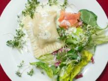 Selbst gemachte Maultaschen auf Salat an Joghurt-Limonendressing - Rezept - Bild Nr. 8