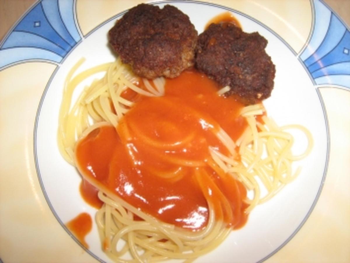 Spaghetti mit Tomatensoße und Frikadellen - Rezept - kochbar.de