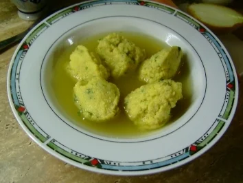 Rezept: Griesklößchensuppe Bild Nr. 4 Griesklößchensuppe - Rezept - Bild Nr. 4