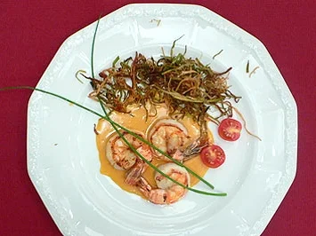 Scampi in Hummer-Cognac-Sahne auf Lauchstroh - Rezept