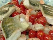 Gebratenes Zanderfilet mit Garnelen-Tomaten-Gröstl - Rezept