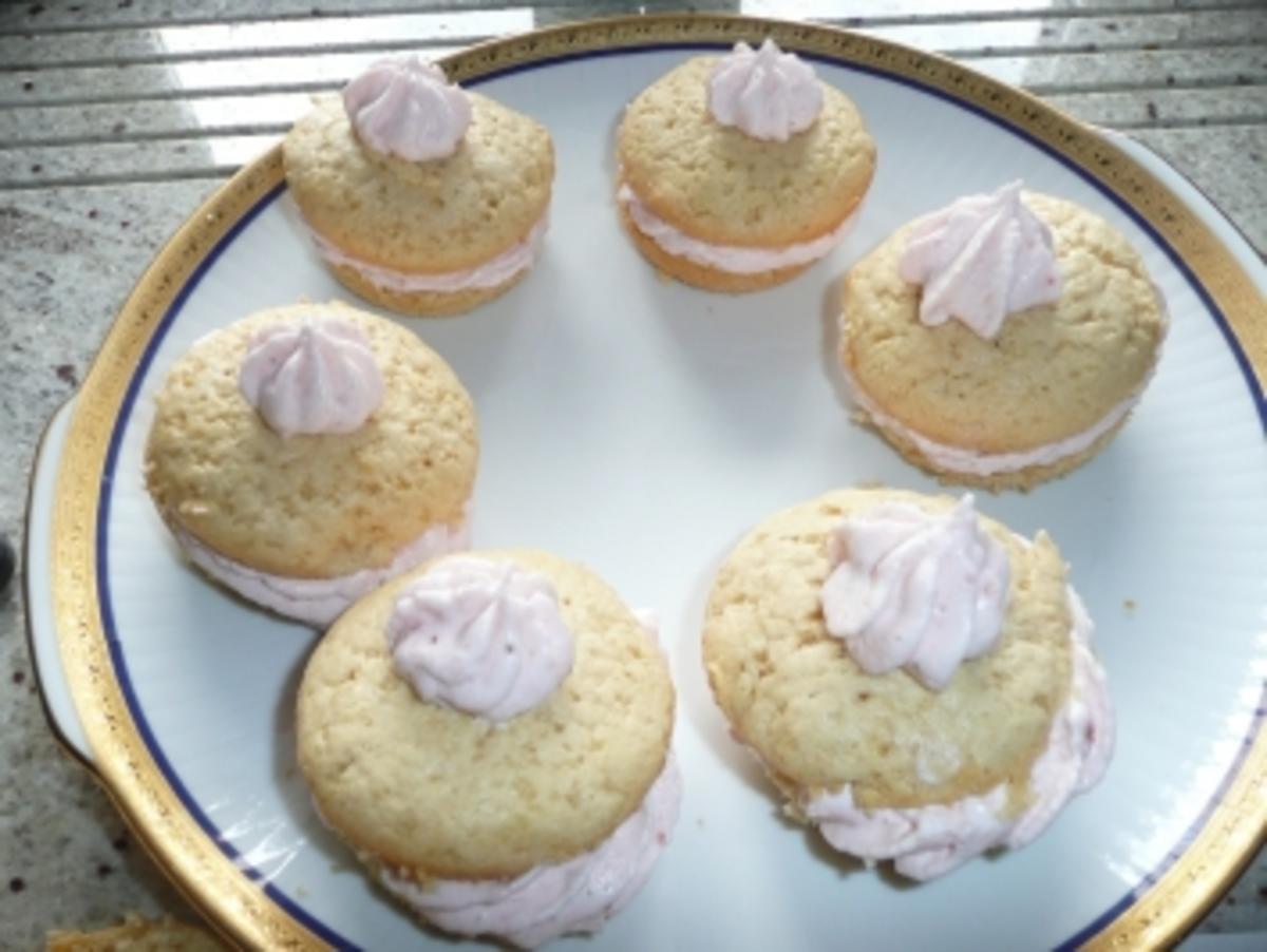 Biskuit-Muffin mit Erdbeerweincreme - Rezept - Bild Nr. 3