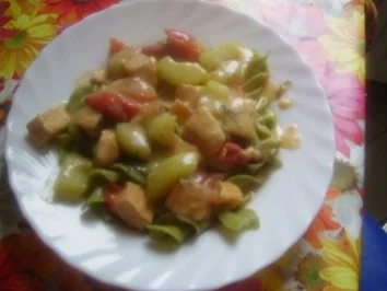 Rezept: Gurkenragaut mit Lachs auf grüne Nudeln Gurkenragaut mit Lachs auf grüne Nudeln - Rezept