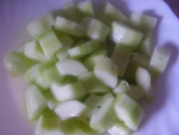 Rezept: Gurkenragaut mit Lachs auf grüne Nudeln Bild Nr. 3 Gurkenragaut mit Lachs auf grüne Nudeln - Rezept - Bild Nr. 3