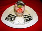 Rezept: Erdbeerjoghurt im Glas mit Schokoerdbeere Erdbeerjoghurt im Glas mit Schokoerdbeere - Rezept