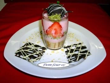 Erdbeerjoghurt im Glas mit Schokoerdbeere - Rezept - Bild Nr. 2