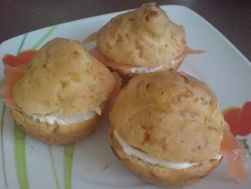 Rezept: Muffins, herzhaft "Hüttenkäse" mit Frischkäse-Räucherlachs-Füllung Muffins, herzhaft "Hüttenkäse" mit Frischkäse-Räucherlachs-Füllung - Rezept