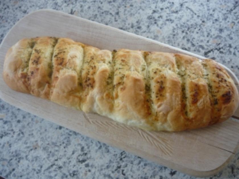 Rustikales Kräuterbutter-Baguette - Rezept - kochbar.de