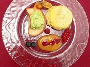 Bananenflan mit Fruchtgelee und hausgemachtem Pistazieneis - Rezept