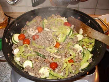 Fl/Rind/Schwein: Hackpfanne mit Schupfnudeln - Rezept - Bild Nr. 2