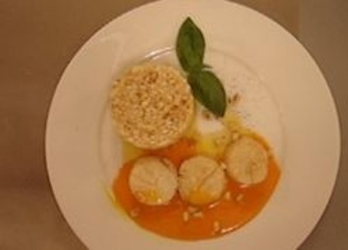 Jakobsmuscheln auf Pinienkernrisotto mit Orangen-Safran-Soße - Rezept