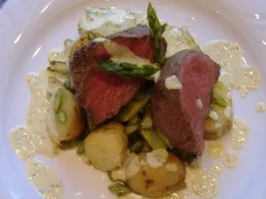 Rezept: Spargelgeröstel mit Rinderfiletsteak und Pestosauce Spargelgeröstel mit Rinderfiletsteak und Pestosauce - Rezept