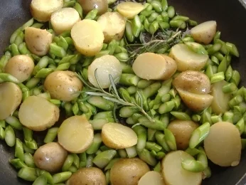 Rezept: Spargelgeröstel mit Rinderfiletsteak und Pestosauce Bild Nr. 3 Spargelgeröstel mit Rinderfiletsteak und Pestosauce - Rezept - Bild Nr. 3