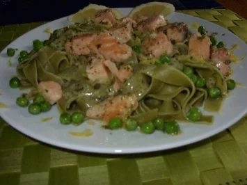 Pasta mit Lachs-Zitronensoße-grüne Bandnudeln mit Erbsen - Rezept