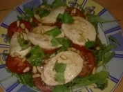 Tomaten - Mozarella auf Ruccola mit Pinienkerne - Rezept